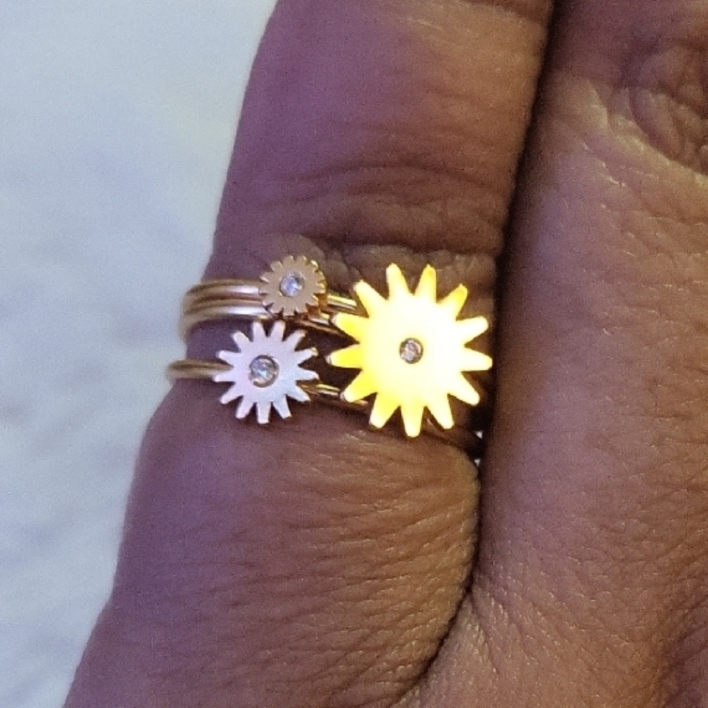 Gold Daisy Ring Set
